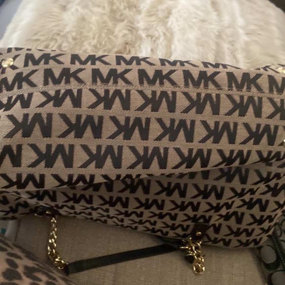 Michael kors purse - Picture 5 of 6